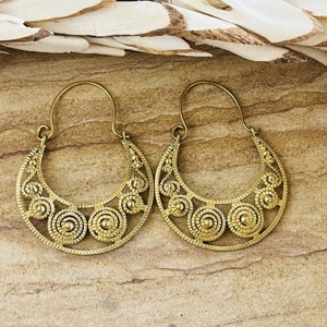 Boucles d'oreilles créoles spirales bohèmes, bijoux tribaux en laiton pour femmes, finition laiton antique, croissant céleste, favoris des marchés, vente en gros/OEM - Product Image 1