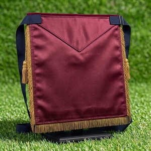 Badge Franc-Maçon Personnalisé en Velours Bordeaux Brodé Or, avec l'Œil Qui Tout Voit, les Équerres et les Compas, Franges et Pompons, à Coudre avec Épingle de Sûreté - Product Image 4
