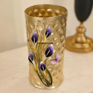 Vase de luxe en métal plaqué or, pièce d'art exceptionnelle, texture martelée personnalisée, motif floral, cadeau personnalisé - Product Image 1