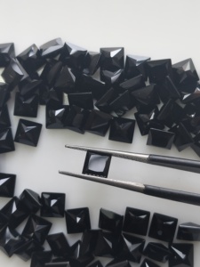 Onyx noir naturel 6 mm, taille princesse carrée, pierres précieuses de qualité supérieure pour la fabrication de bijoux - Product Image 2