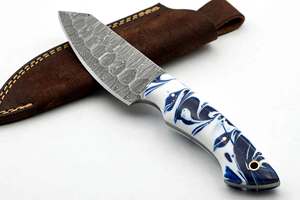 Couteau de chef utilitaire à lame fixe en acier Damas fait main avec manche en résine bleu et blanc - Product Image 1
