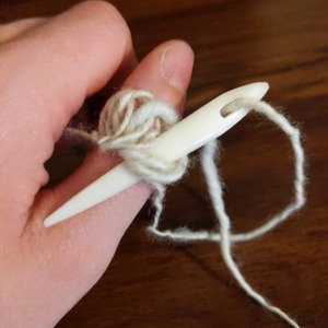 Aguja de coser de hueso natural hecha a mano de primera calidad, herramienta duradera para coser cuero, aguja tradicional para costura a mano y bricolaje - Product Image 4