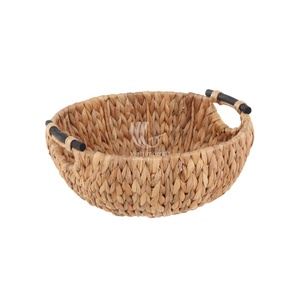 Bandeja redonda de almacenamiento de jacinto de agua tejida a mano con mango de madera, almacenamiento decorativo para estantes y organización del hogar - Product Image 1