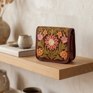 Bolso bandolera de gamuza con bordado Crewel de Cachemira – Bolso artesanal floral marrón oscuro - Product Image 5