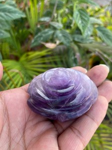 Sculpture de fleur de rose en améthyste |   Fleur de cristal violet sculptée à la main |   Décoration d'intérieur et cadeaux en pierres précieuses naturelles - Product Image 3