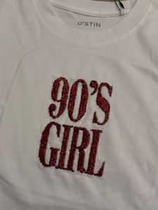 O'STIN เสื้อยืดสีขาวปักลายสาวแดงยุค 90 งานฝีมือผ้าฝ้าย - Product Image 1