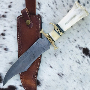 Cuchillo Bowie de Caza de Hoja Fija de Acero de Damasco Hecho a Mano con Hueso de Camello, Funda de Latón y Cuero, Regalo Ideal - Product Image 1