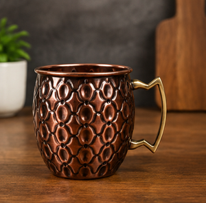 Mug en cuivre avec texture martelée festonnée, poignée de style vintage, écologique, pour la maison, vaisselle en métal, mug pour fournisseurs et traiteurs - Product Image 4