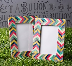 Cadre photo rectangulaire vertical en os coloré fait main à chevrons, support photo de table, décoration - Product Image 3