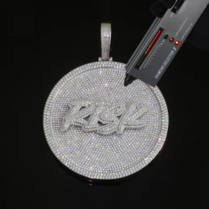 จี้เพชรโมอิสซาไนต์ทรงกลมแบบกำหนดเองได้ เงินแท้ 925 ประดับเพชรเต็มวง สร้อยคอเหรียญวงกลม ผ่านการทดสอบเพชร - Product Image 1
