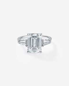 Bague de fiançailles trois diamants en or massif 14 carats, émeraude de laboratoire, baguettes latérales serties à griffes, solitaire minimaliste, certifiée IGI - Product Image 1