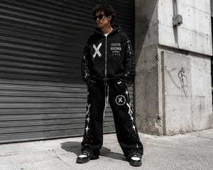 Streetwear personnalisé vintage en molleton 100% coton, coupe longue, délavé à l'acide, zippé, effet vieilli, avec strass, grammage lourd - Product Image 3