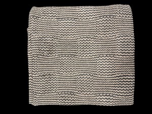 Tissu en maille crochetée noir et beige de qualité supérieure – Motif ondulé complexe texturé – Drapé élégant ajouré - Product Image 3