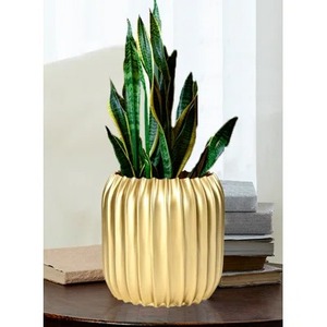 Vase minimaliste en laiton fait main pour la décoration de la maison - Product Image 2