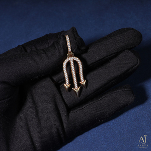 Colgante Trishul Personalizado de Hip Hop con Incrustaciones de Moissanita, Chapado en Rodio, Joyería Religiosa para Hombre para Ceremonias Religiosas - Product Image 4