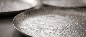 Bandeja Plateada Minimalista Contemporánea, Artística, Escultural, para Cocina o Comedor - Product Image 3