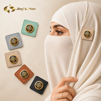 Étiquettes en cuir personnalisées Jinyi pour vêtements, chaussures, accessoires, avec logo OEM/ODM, gaufrage et débossage, pour hijab et abaya
