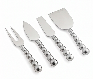 Ensemble de 4 couteaux à fromage élégants plaqués argent avec manche perlé, écologiques, pour la découpe du fromage, la table à manger et les mariages - Product Image 1