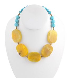 Collier en résine sculptée vintage pour hommes et femmes, look traditionnel avec une touche moderne - Product Image 6