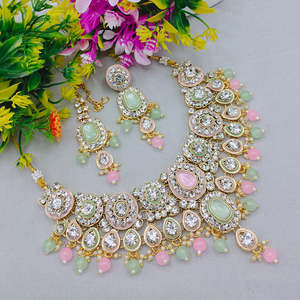 Juego de Collar Gargantilla de Diseño con Cristales Chapados en Oro Jewelemarket 10575521GR, con Piedras Austriacas Brillantes y Cuentas, Estilo Moderno y a la Moda - Product Image 3