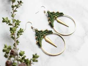 Boucles d'oreilles créoles en macramé faites à la main avec breloque pointe dorée, style bohème, en fibre, pendantes pour femme - Product Image 1
