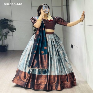 Conjunto Lehenga-Choli-Dupatta de Seda Tradicional India con Tejido Zari y Bordado en Contraste, Aspecto Elegante, Venta al Por Mayor - Product Image 1