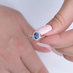 แหวนหมั้นแทนซาไนต์ทรงฮาโล แหวนพลอยประจำเดือนเกิด ดีไซน์เรียบหรู เงินแท้ 925 ชุบทอง 14K เครื่องประดับคุณภาพสำหรับผู้หญิง - Product Image 5