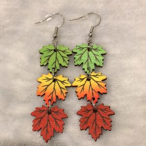 Boucles d'oreilles pendantes florales en bois peintes à la main pour femme, légères, faites à la main, pour fêtes, usage quotidien et occasions festives, bijoux fantaisie. - Product Image 3