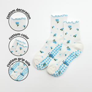Calcetines Deportivos de Yoga y Pilates Antideslizantes de Algodón con Diseño Floral Jacquard y Logotipo Personalizado al por Mayor para Mujer, con Puño con Volantes - Product Image 1