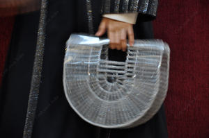 Pochette de soirée de luxe en acrylique argenté scintillant, forme éventail, sac rigide de créateur pour mariage et événements, sac de déclaration - Product Image 2