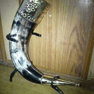Corne à boire viking support en fer corne à boire naturelle avec support en métal disponible à la vente par l'artisanat à gogo - Product Image 1