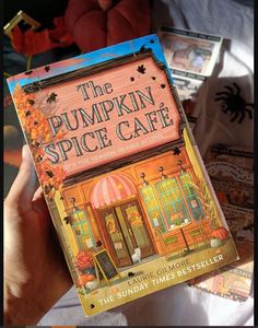 Le livre broché « The Pumpkin Spice Cafe » de Laurie Gilmore. C'est la saison pour tomber amoureux. Une histoire d'amour de petite ville, pleine de bonheur. - Product Image 5