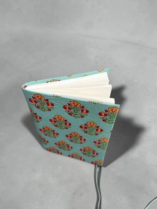 Carnet à couverture rigide en tissu floral, reliure cousue main, papier fait main, design imprimé, fleurs vert sarcelle, orange, rouge - Product Image 1