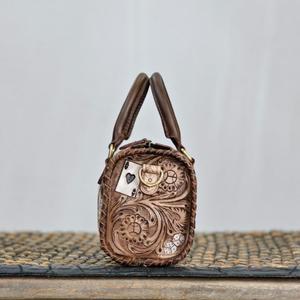 Bolso de mano de cuero de lujo con panel turquesa y diseño de cartas de póker, asa superior y cierre de cremallera - Product Image 2