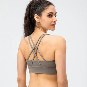 Ensemble de yoga sans couture personnalisé pour femmes : soutien-gorge de sport et short taille haute – Tenue de fitness respirante et extensible pour la course et l'entraînement - Product Image 4