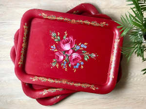 Ensemble de 2 plateaux de service galvanisés faits à la main avec poignées en bois rustique et finition unique, parfaits pour servir une variété d'aliments - Product Image 3