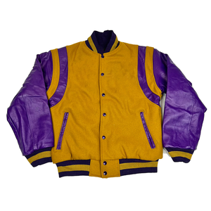 Chaqueta Universitaria Premium Color Púrpura Dorado, Chaqueta Varsity con Bordado de Chenilla, Chaqueta Bomber de Béisbol Universitaria, Personalizada OEM, Térmica, Resistente al Viento, de Lana - Product Image 1