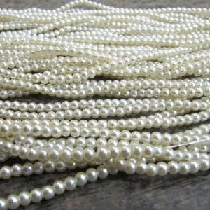 Perles blanches rondes de 4 mm vendues par brin de 26 pouces de long - Product Image 2