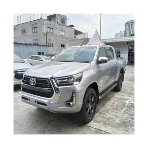 Camioneta Toyota Hilux para viajes de larga distancia y transporte de carga, motor potente y comodidad. - Product Image 6