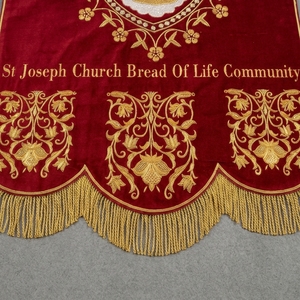 Drapeau liturgique personnalisé en velours rouge, brodé à la main avec fils d'or, pour processions chrétiennes et décoration murale. - Product Image 4