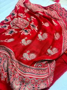 Collection de saris traditionnels en soie pure de qualité supérieure, imprimés Ajrakh, avec bordure Lagadi Patta, pour les occasions de fête, disponible en gros - Product Image 3