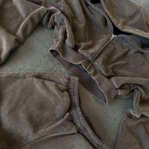 Conjunto de Sudadera Corta con Cremallera y Pantalones Cortos de Algodón para Mujer, Estilo Desgastado, Lavado Ácido, de 2 Piezas, Personalizado - Product Image 2