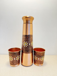 Jarra de Cobre Puro Cepillado Contorneado de Primera Calidad para Mesita de Noche con Juego de 2 Vasos, Diseño de Filigrana Meenakari Antiguo, Botella de Cobre Grabada - Product Image 6