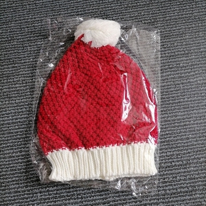Bonnet de Noël en tricot rouge avec pompon et revers blancs pour Noël - Product Image 5