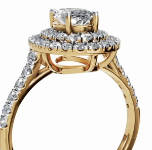 Anillo de diamantes cultivados en laboratorio con forma ovalada Falling For You Forever, con una impresionante piedra central engastada en una elegante banda de oro atemporal. - Product Image 3