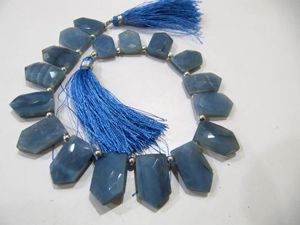 Cuentas facetadas de ópalo azul natural en forma de lápiz y flecha - Product Image 1