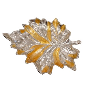 Bandeja para Servir Frutas con Forma de Hoja de Arce, Accesorios de Cocina Hechos de Metal Plateado y Dorado, de Amson Brass Supplies - Product Image 1