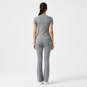 ชุดออกกำลังกายขายส่งพร้อมโลโก้สั่งทำ เสื้อโยคะแขนสั้นทรงเข้ารูปสำหรับผู้หญิง และกางเกงโยคะขาบาน ชุด 2 ชิ้น ระบายอากาศได้ดี - Product Image 4