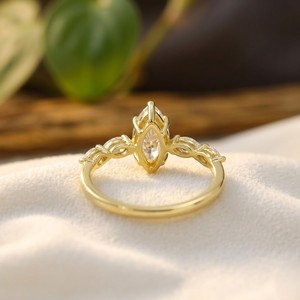 Anillo de Aniversario Chapado en Oro Amarillo con Seis Puntas y Diamante Marquise, Anillo de Compromiso Elegante con Moissanita, Regalo de Cumpleaños para Ella - Product Image 6