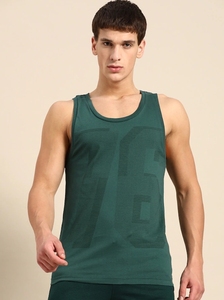 เสื้อกล้ามคอวีสีเขียวสำหรับผู้ชาย สีพื้น ระบายอากาศได้ดี ผ้าถัก แขนกุด สวมใส่สบายๆ - Product Image 5